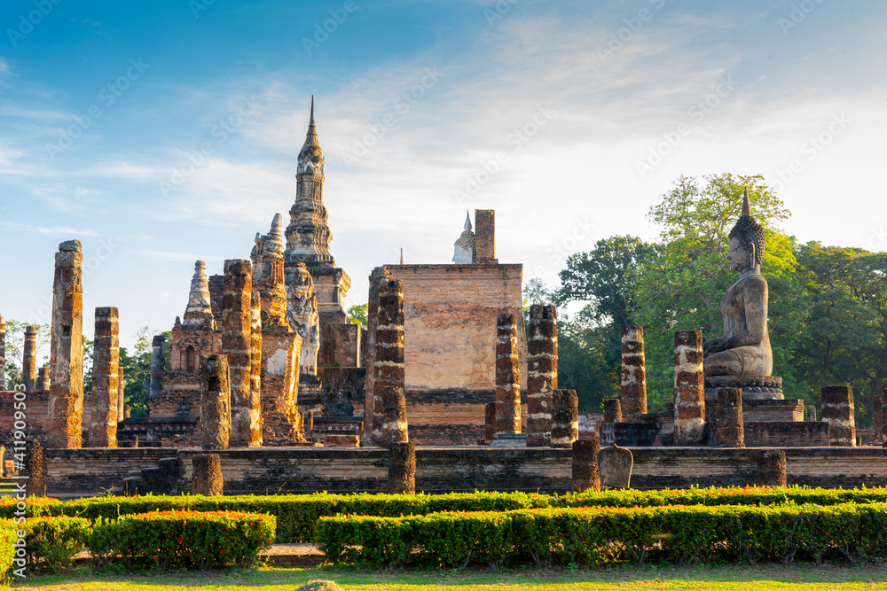 Obraz premium Wat Mahathat Temple in the precinct of Sukhothai Historical Park, a UNESCO World Heritage Site in Thailand