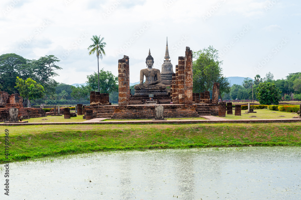 Fototapeta premium Wat Mahathat Temple in the precinct of Sukhothai Historical Park, a UNESCO World Heritage Site in Thailand