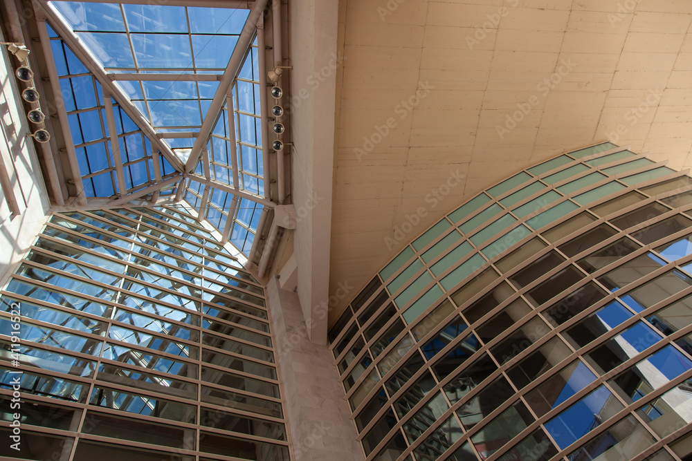 Fototapeta premium Vista del Centro Comercial Zubiarte en Bilbao