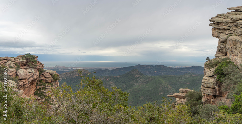 Naklejka premium Entre las rocas