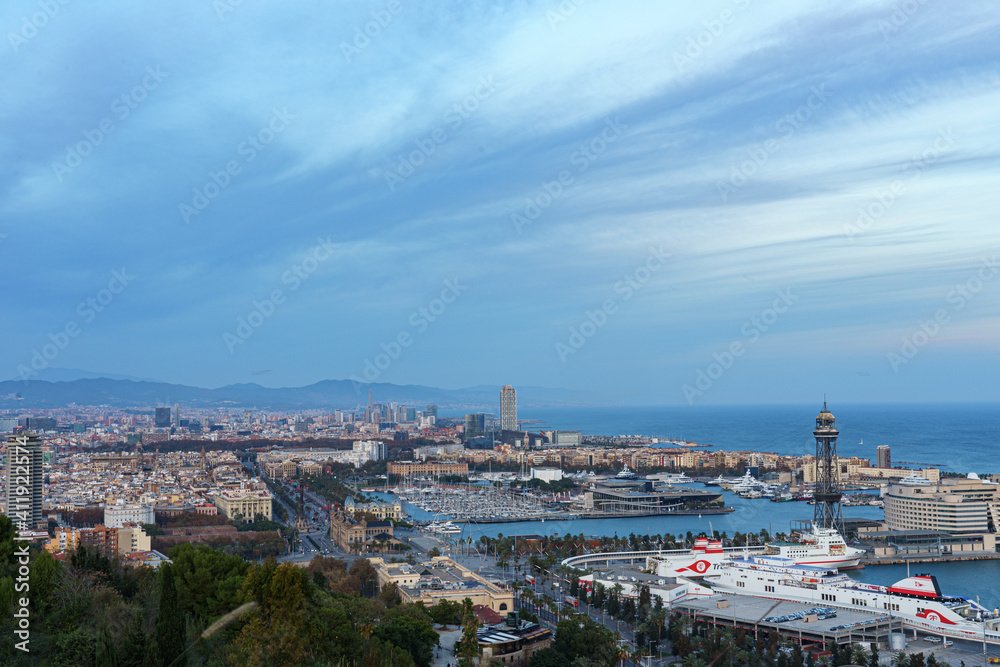 Vista completa panorámica de Barcelona desde el mirador del alcalde con cielo con nubes
