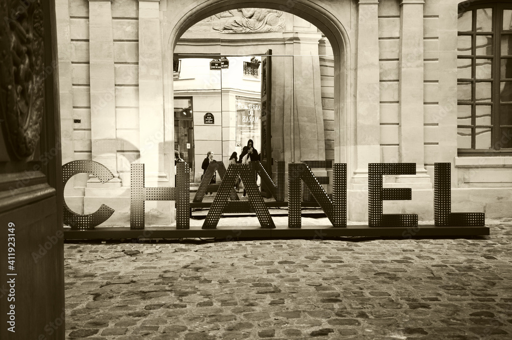 PARIS, FRANCE - JANUARY 28, 2017: Chanel shop in old Marais quarter. Chanel  fashion house founded by Coco Chanel is symbol of haute couture and luxury  goods. Sepia historic photo foto de