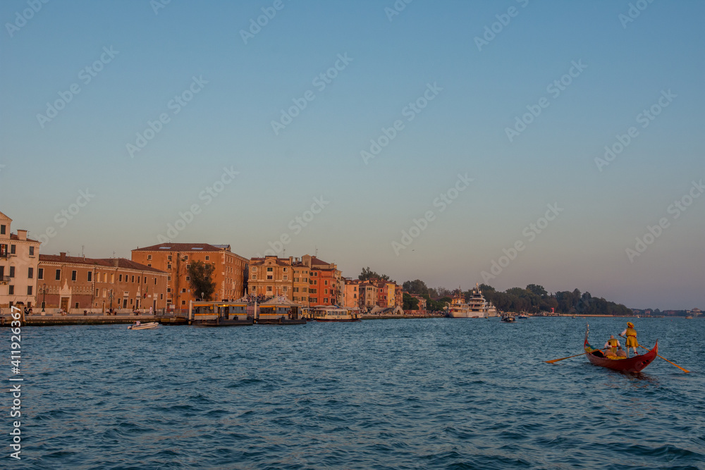 Obraz premium discovery of the city of Venice and its small canals and romantic alleys