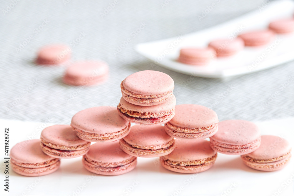 Assortiments de macarons roses à la framboise faits maison Assortiments de macarons roses à la framboise faits maison