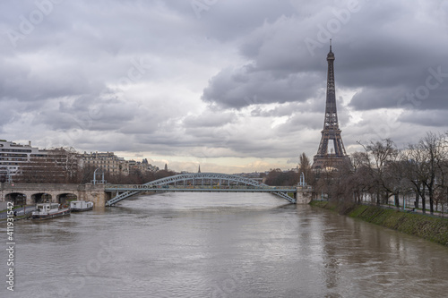 Paris, France - 02 05 2021: View of the Eiffel Tower and Swan Island from Grenelle Bridge during the Seine flood © Franck Legros