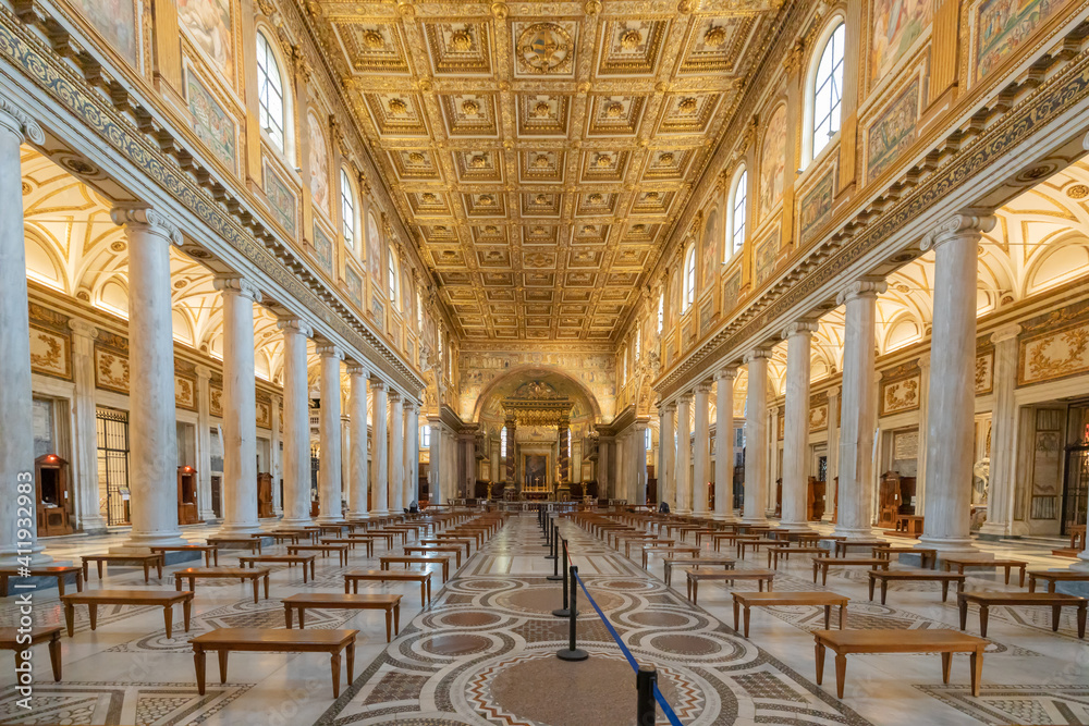 Langschiff mit vergoldeter Kassettendecke der Marienkirche Basilica Santa Maria Maggiore in Rom