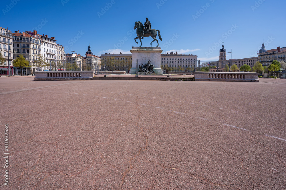 Fototapeta premium Place Bellecour pendant le confinement, Lyon France 
