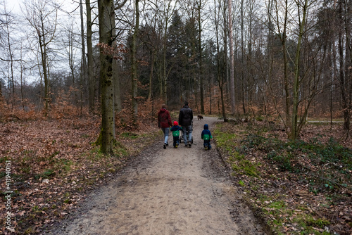 Familienspaziergang im herbstlichen Wald © USPECH22