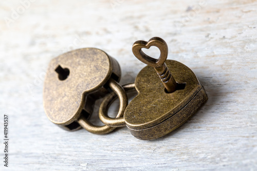 Golden padlock hearts, Vale...