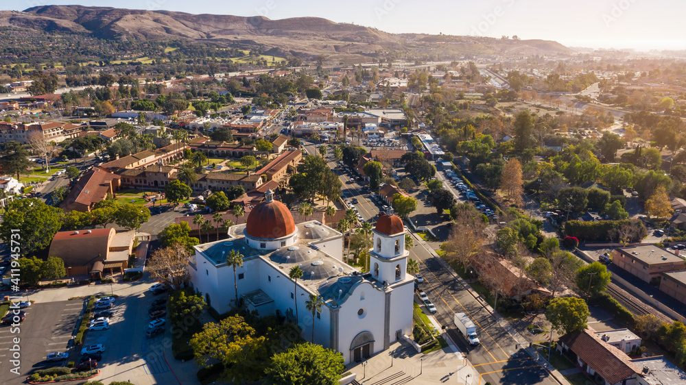 Fototapeta premium Daytime aerial view of the Spanish Colonial era mission and surrounding city of downtown San Juan Capistrano, California, USA.