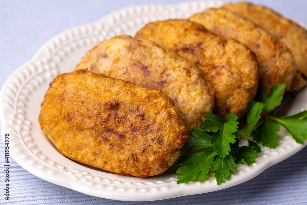 Turkish style meatballs ( Turkish name; Kadin Budu Köfte )