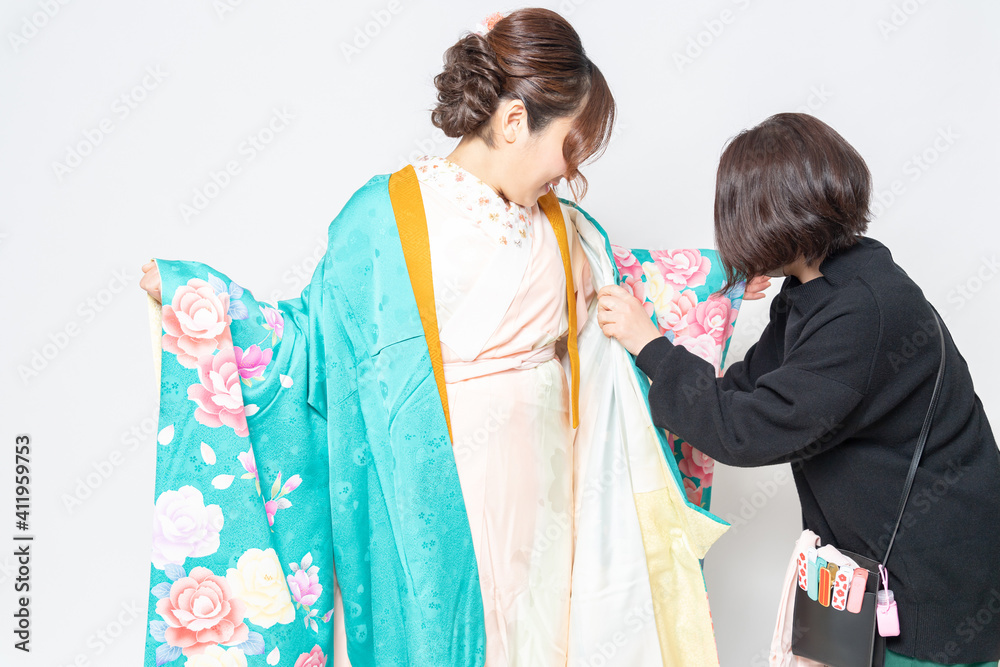 Fototapeta premium 着物の着付けをしてもらう女性と、着付け師の女性