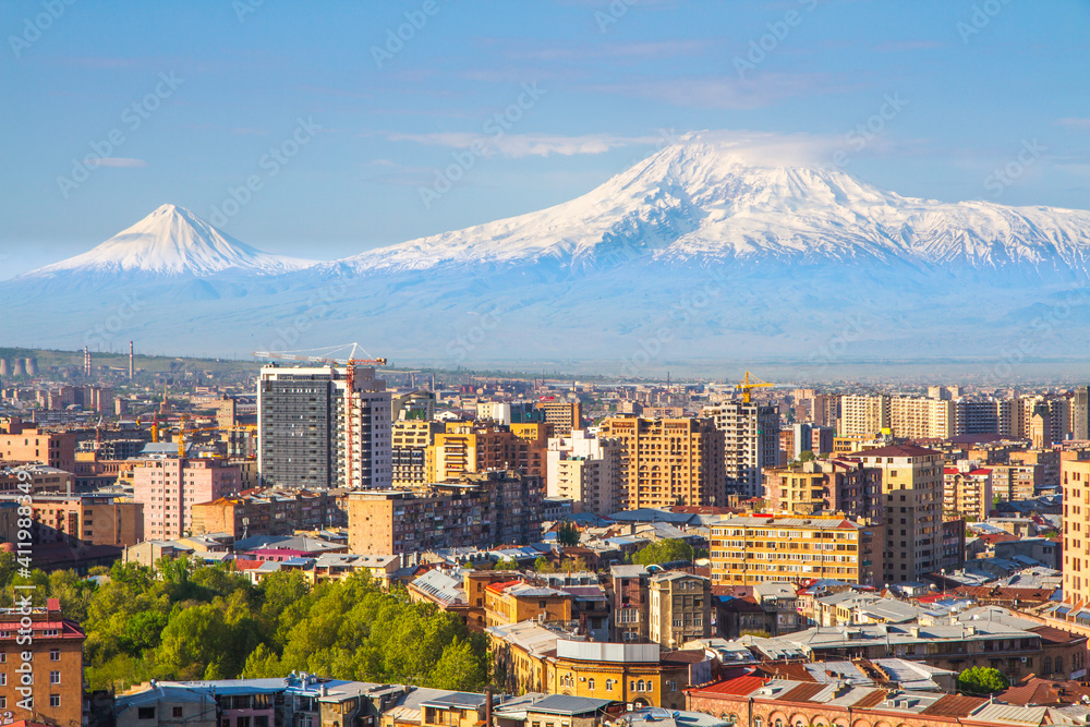 Obraz premium Mount Ararat (Turkey) at 5,137 m viewed from Yerevan, Armenia. This snow-capped dormant compound volcano consists of two major volcanic cones described in the Bible as the resting place of Noah's Ark.