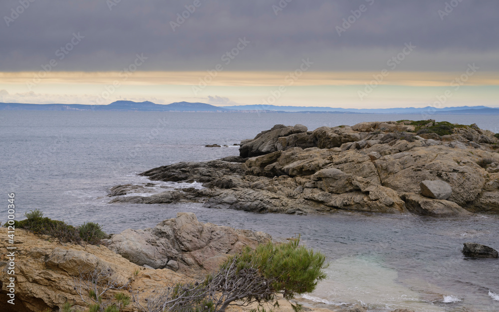 Paisaje relajante de la costa rocosa del norte de la Costa Brava en la bahía de Rosas, Alt Emporda, Cataluña, España con un cielo de nubes de tormenta al fondo y luz del sol al atardecer
Paisaje relajante de la costa rocosa del norte de la Costa Brava en la bahía de Rosas, Alt Emporda, Cataluña, España con un cielo de nubes de tormenta al fondo y luz del sol al atardecer