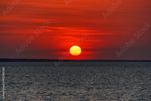 Fotografia Colorful sunset through smoky skies in Fannie Bay, Darwin, Norther Territory, Au