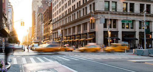 Obraz na płótnie Yellow taxis driving through the busy intersection of 5th Avenue and 23rd Street in Manhattan, New York City w salonie