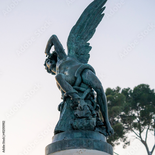 El Ángel caído del parque del Retiro en la ciudad de Madrid, España.