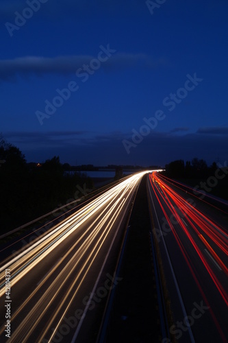 Deutsche Autobahn bei Nacht Lichtstreifen