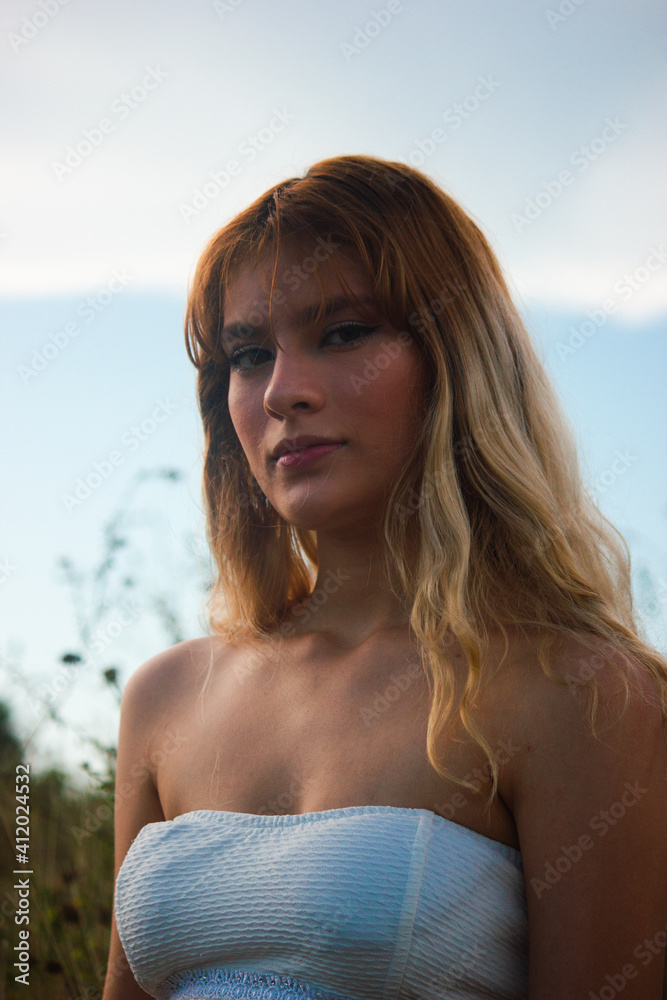 female model posing in nature, selective focus, warm colors, latin model, beautiful woman posing in fashion, modeling in nature with latin model female model posing in nature, selective focus, warm colors, latin model, beautiful woman posing in fashion, modeling in nature with latin model