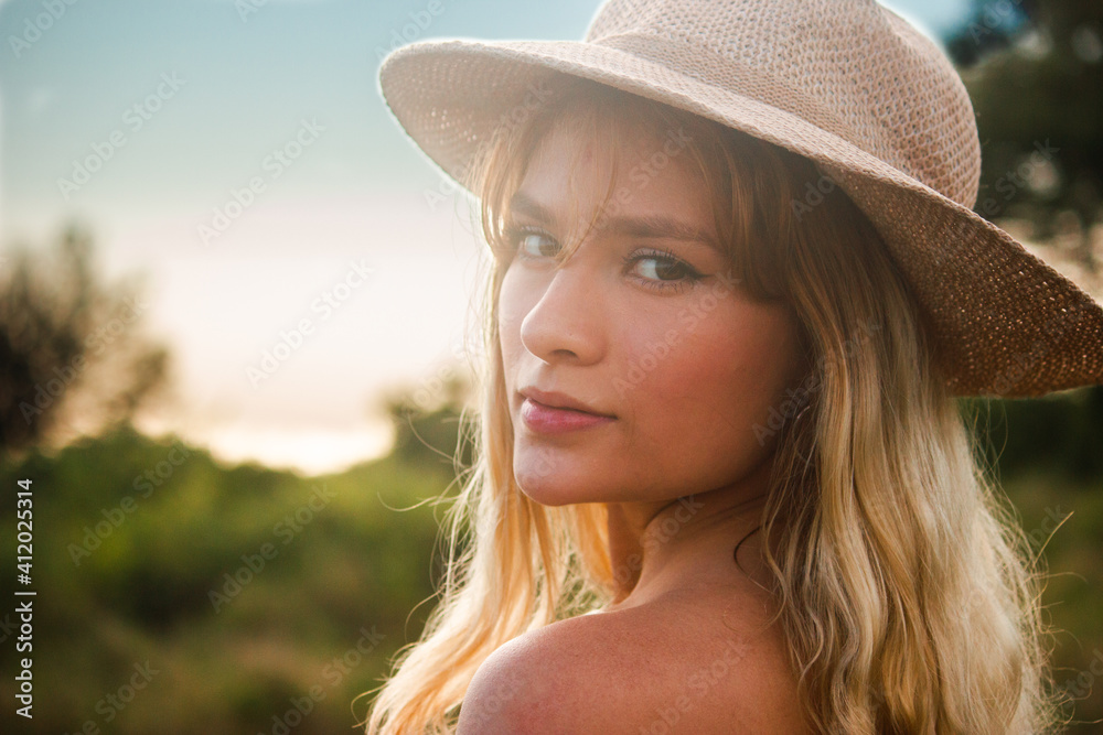 female model posing in nature, selective focus, warm colors, latin model, beautiful woman posing in fashion, modeling in nature with latin model