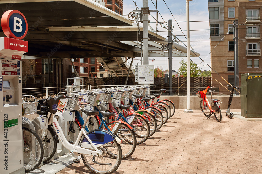 Foto de Denver, Colorado - May 19th, 2019: A row of rental bikes on ...