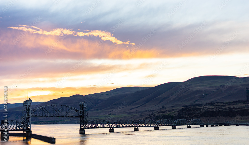 Obraz premium Columbia River bridge spanning the state border between Washington and Oregon, with the bridge section raised.