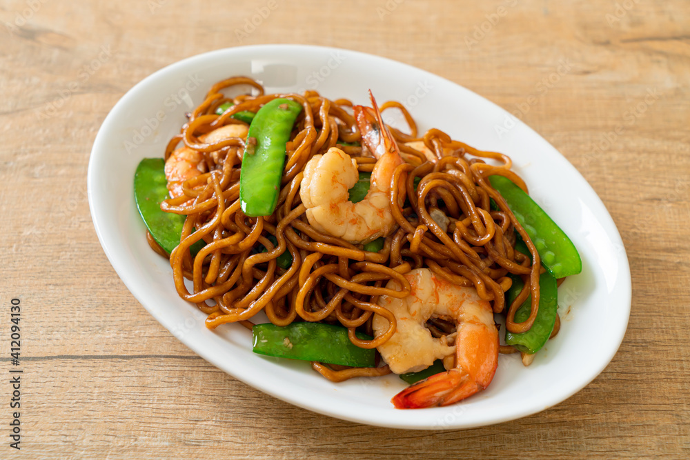 stir-fried yakisoba noodles with green peas and shrimps