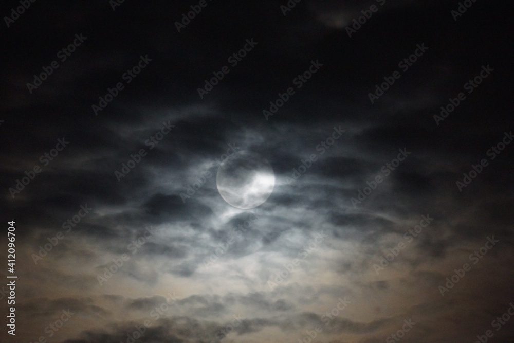 Obraz premium Full Moon amidst Altocumulus Clouds