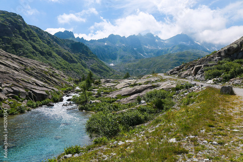Fototapeta Naklejka Na Ścianę i Meble -  Fiume e bellissima vista panoramica dal sentiero che porta ai laghi Cornisello nella Val Nambrone in Trentino, viaggi e paesaggi in Italia