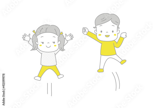 楽しそうに笑顔でジャンプする子どもたち　ガッツポーズ、ばんざい