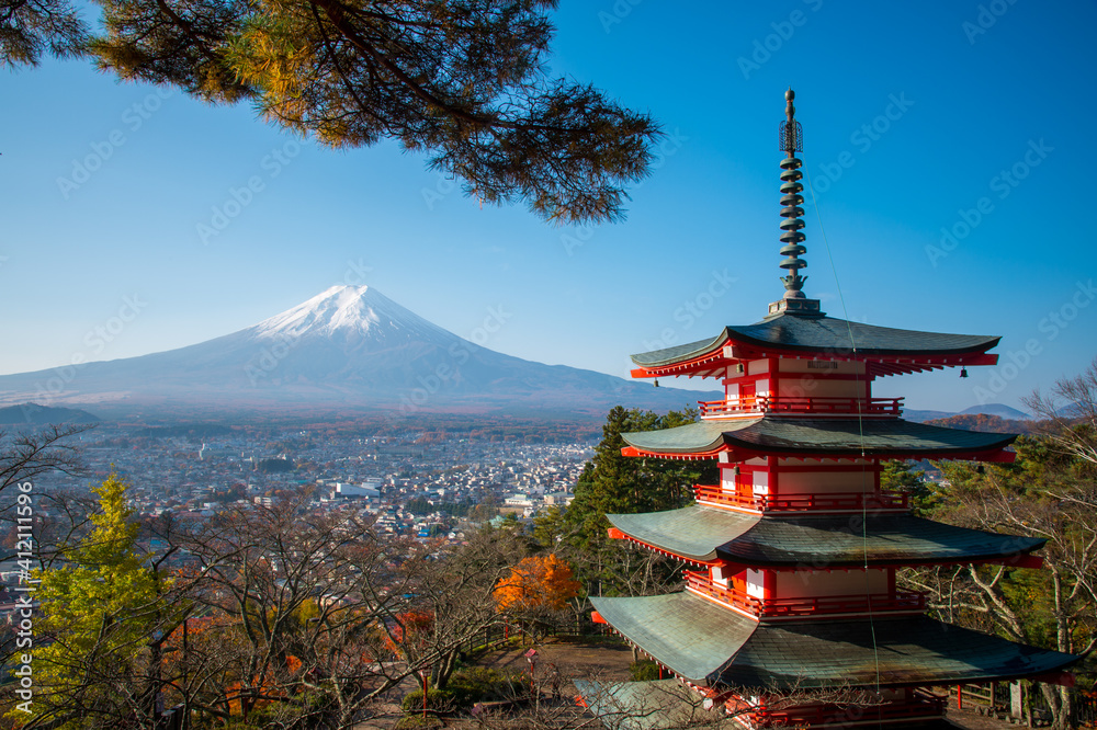 Obraz premium Chureito pagoda and Mount Fuji in the morning, Japan in autumn