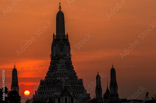 Blurred abstract background of the pagoda scenery of Wat Arun on the Chao Phraya River in Bangkok of Thailand, the silhouette, the light hitting the sculpture, has a kind of artistic beauty. © bangprik