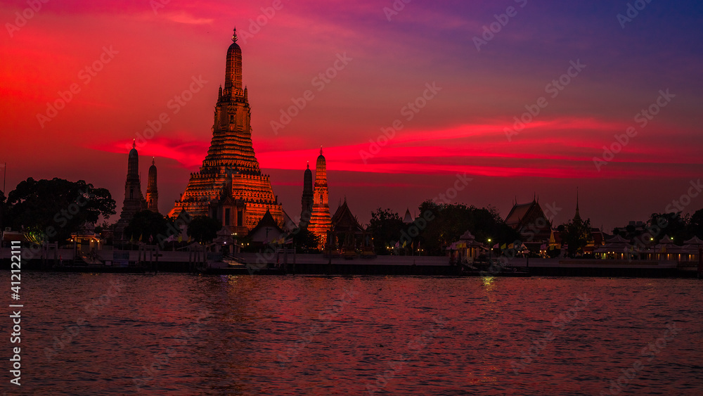 Blurred abstract background of the pagoda scenery of Wat Arun on the Chao Phraya River in Bangkok of Thailand, the silhouette, the light hitting the sculpture, has a kind of artistic beauty.