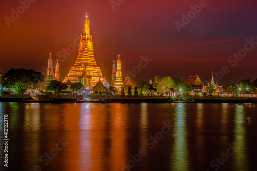 Blurred abstract background of the pagoda scenery of Wat Arun on the Chao Phraya River in Bangkok of Thailand, the silhouette, the light hitting the sculpture, has a kind of artistic beauty.