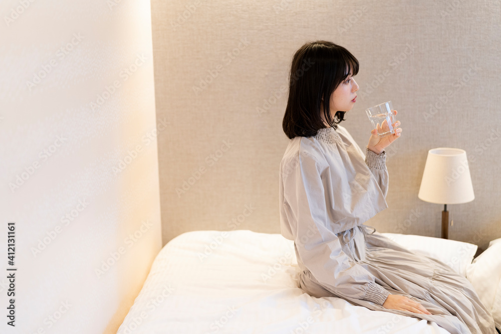 ベッドでリラックスする女性 ベッドでリラックスする女性