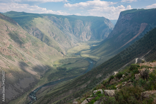 Panorama of the Katu Yaryk mountain pass and the valley of the river of Chulyshman. Altai Republic, Russia, beautiful summer day © olinchuk
