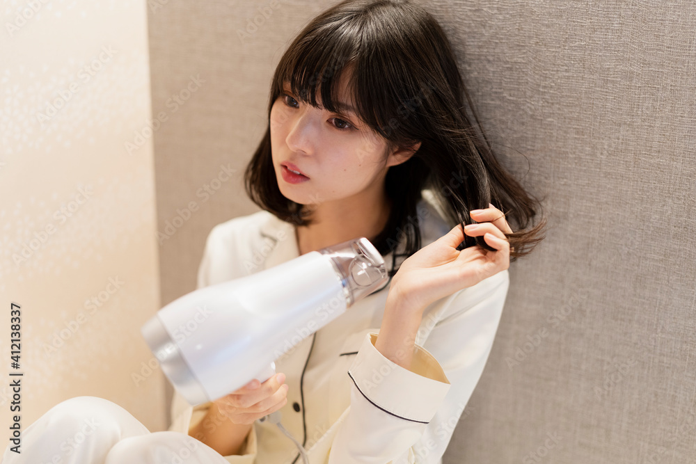 髪を乾かす女性