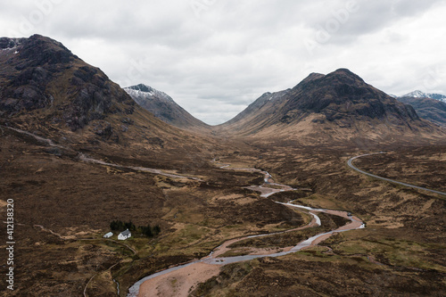 Blick von oben auf Glencoe in den schottischen Highlands (Drohne) 