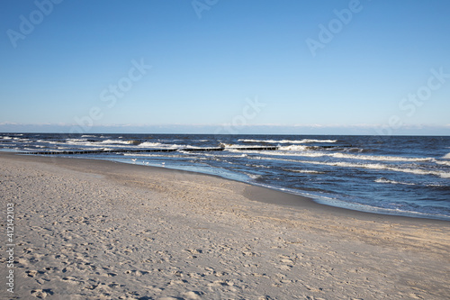 leerer Stand mit blauem Himmel ostsee usedom K  ste wellen Traumhaftes Wetter