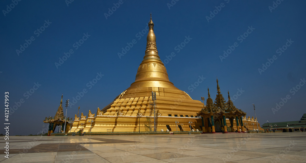 Fototapeta premium Naypyidaw, Myanmar: Uppatasanti Pagoda. Huge pagoda in capital, empty.
