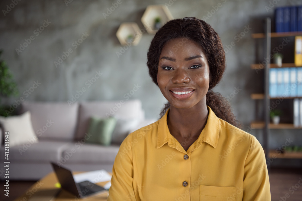 Obraz premium Photo portrait of beautiful african american girl smiling in modern office indoors