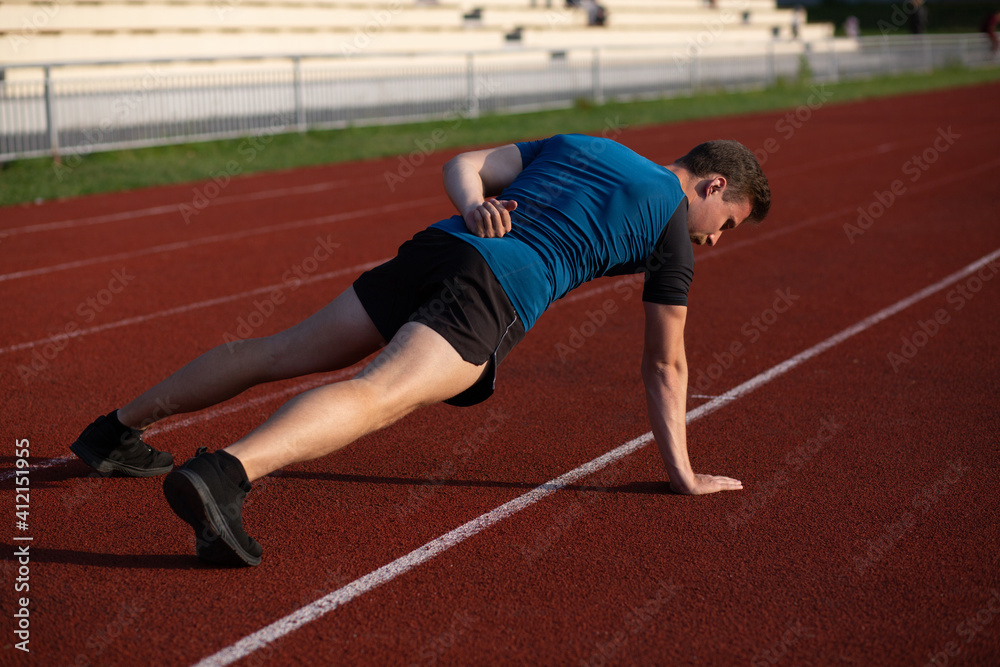 Obraz premium Athletic enduring man doing exercises