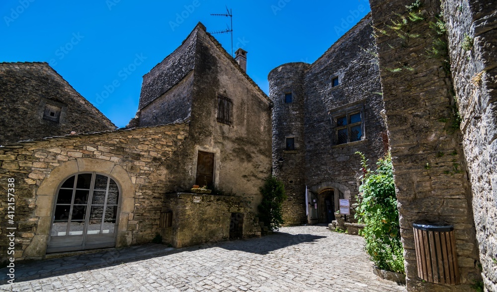 La Couvertoirade joli village médiéval perché en Aveyron.	

