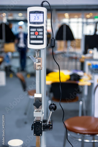 Digital dynamometer. Digital pressure gauge designed for tensile and compression testing