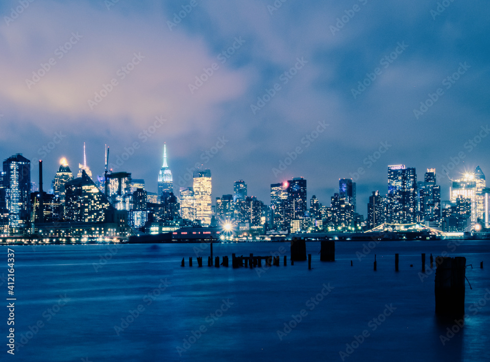 Obraz premium Manhattan Skyline At Night From Jacobs Pier, NJ
