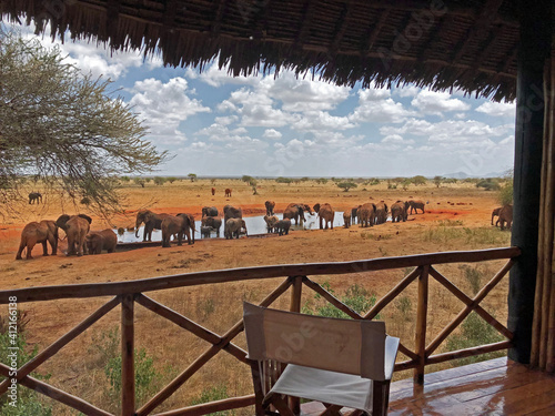 Fotografia safari lodge in kenya with waterhole