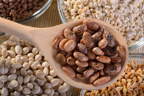 cucchiaio di legno con fagioli 