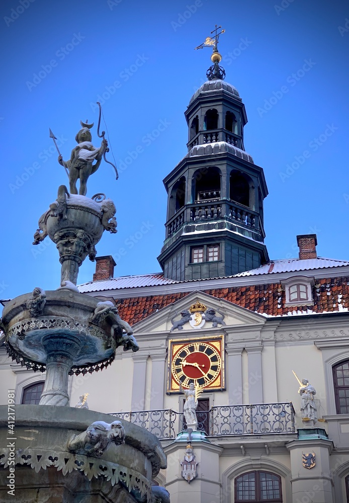 Rathaus Lüneburg Mit Luna Brunnen