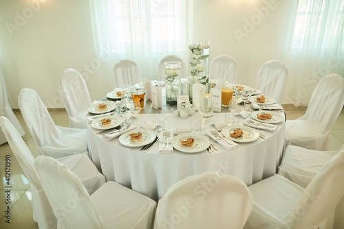stół w restauracji, nakryty stół w restauracji, wystrój królewski wszytsko w bieli 