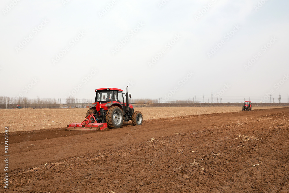 Farmers drive planters to grow potatoes on the farm. Farmers drive planters to grow potatoes on the farm.